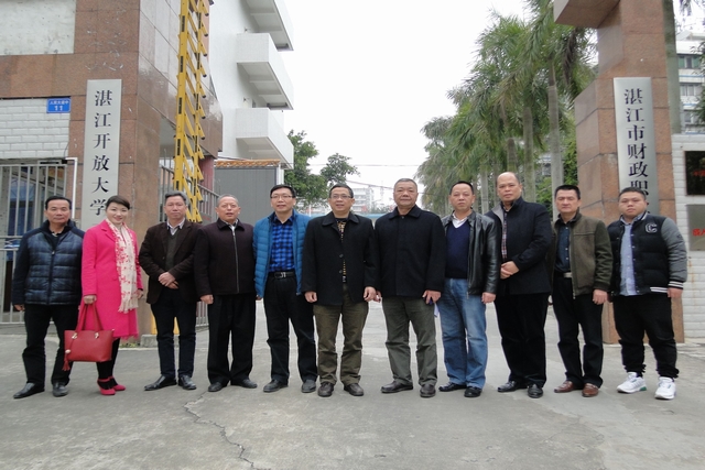 市教育局夏开晓副局长一行到我校进行实地调研