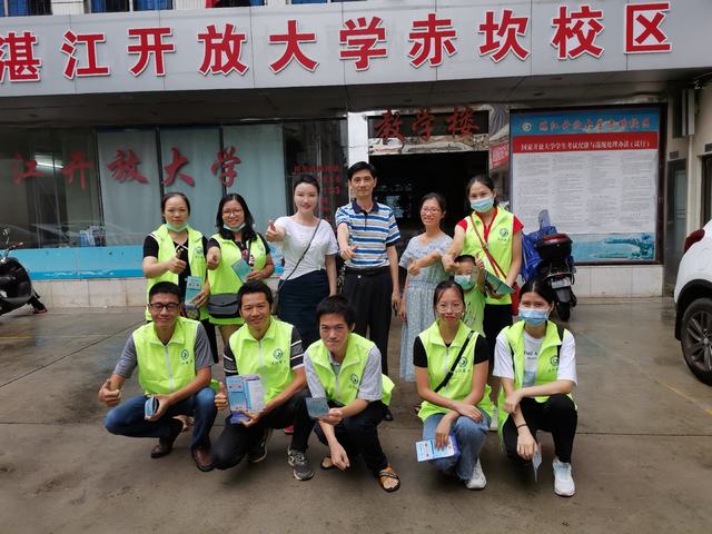 纪委书记江宇静带领赤坎校区工作人员和学生会干部开展招生宣传活动