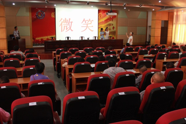 学校举行班主任培训交流会 