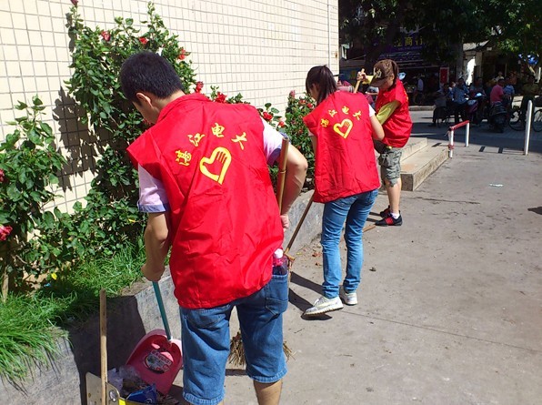 湛江电大团委组织开放教育青年学生志愿参加创卫活动