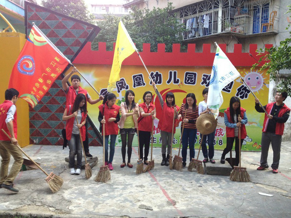 我校开放教育青年学生志愿参加创卫活动