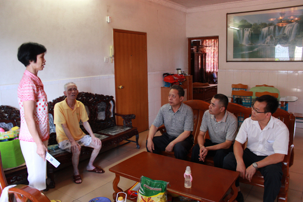 校领导看望慰问离退休老党员