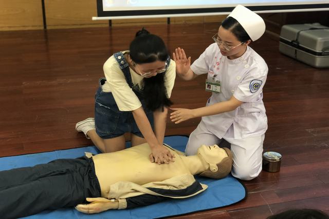 我校开展2019年&ldquo;自救互救知识与技能培训&rdquo;进学校活动