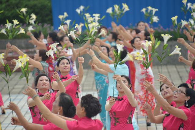 《旗香&middot;醉荷》旗袍秀 向祖国七十华诞献礼