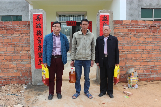 春节将临 湛江开放大学党委书记、校长李连红一行到扶贫村慰问送温暖