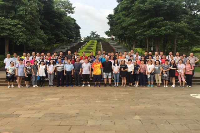 学校工会组织教职工开展徒步活动