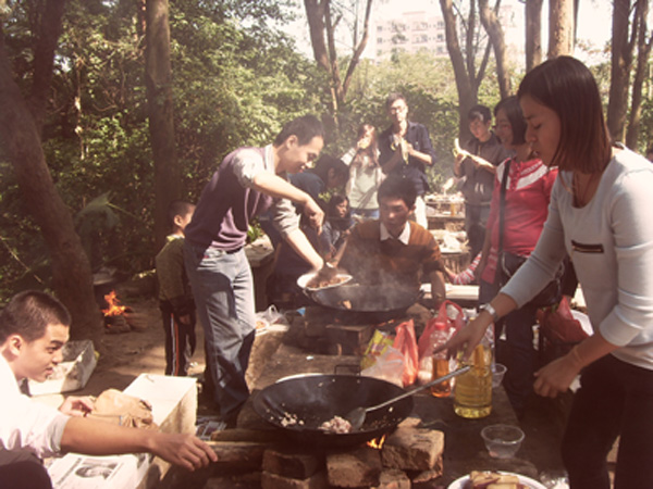 湛江电大赤坎校区学生会举行野炊活动