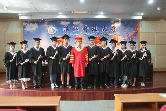 湛江开放大学隆重举行2019年秋季新生开学典礼 1215名新生跨入大学校门