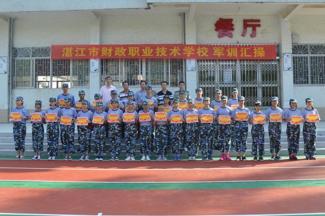 湛江电大主校区举行2017级军训会操
