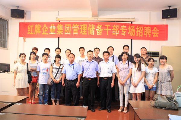 我校团委组织青年学生参加校园专场招聘会