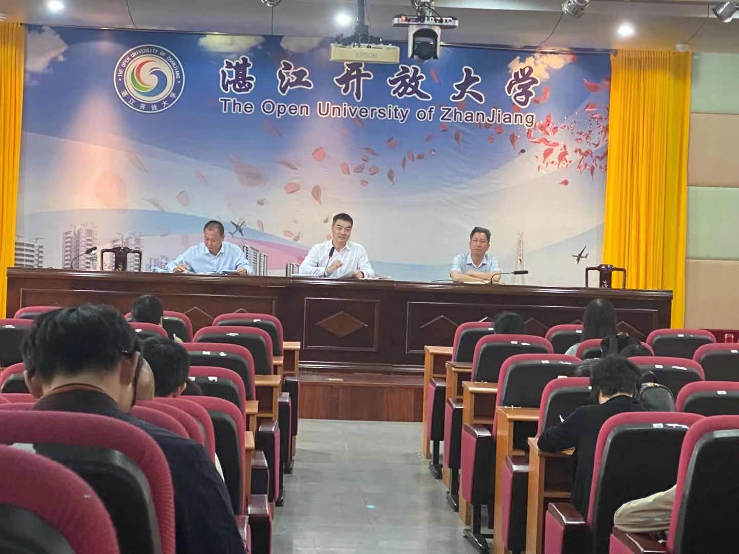 我校召开全校教职工学习会议