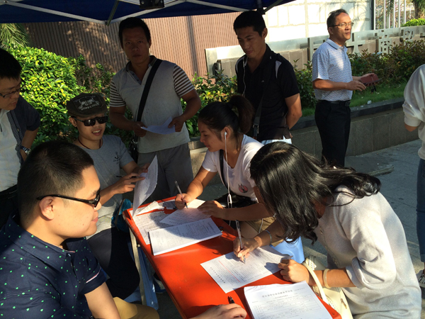 我校团委组织青年学生开展无偿献血活动