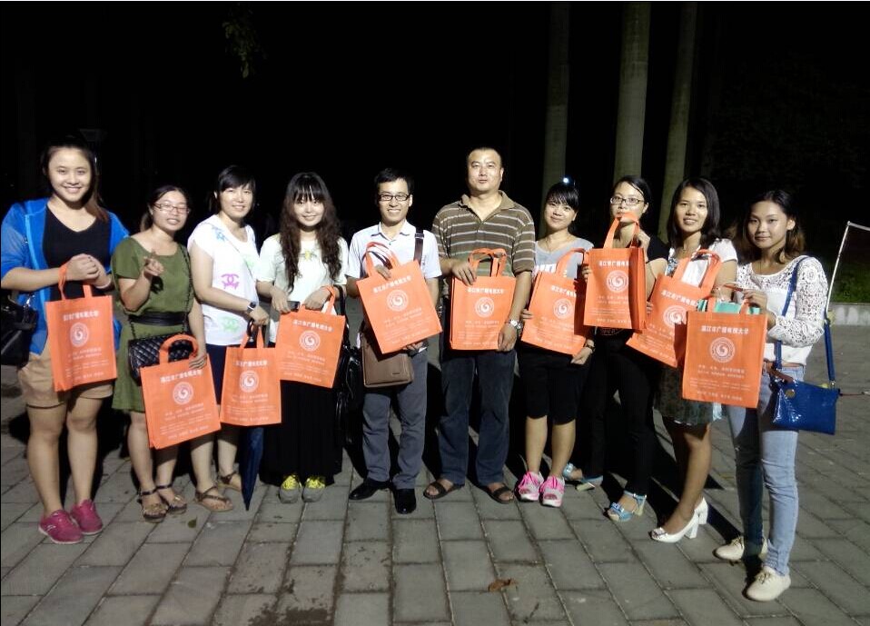 创建绿色和谐湛江、迎接辉煌省运&mdash;&mdash;湛江电大组织学生会干部派发环保袋