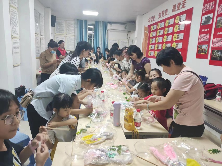 月满中秋庆团圆  亲子创意制花灯
